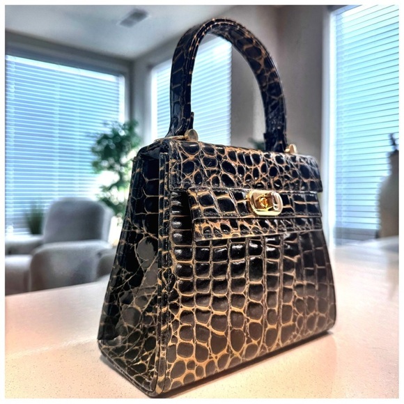 Tenri’s Vintage Women’s Croc-Embossed Handbag w/ Gold Hardware & Handle - Picture 11 of 12